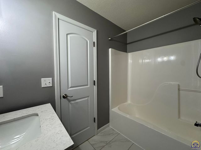 4105 SW Cambridge AVE, Topeka, KS 66610