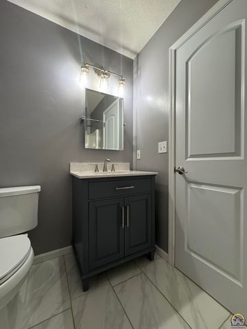 4105 SW Cambridge AVE, Topeka, KS 66610