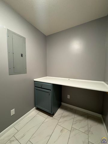 4105 SW Cambridge AVE, Topeka, KS 66610