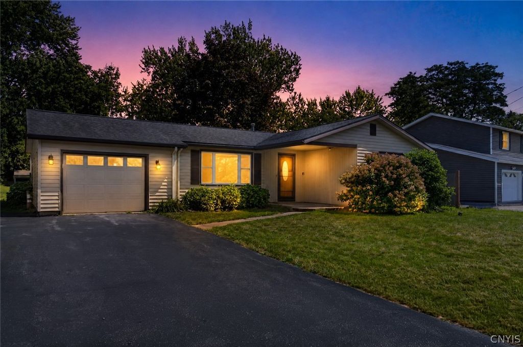 7886 Walnut Place, Clay, NY 13090