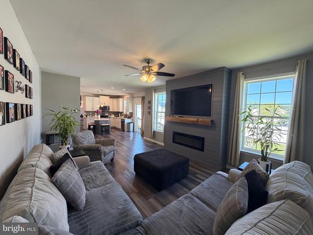 1 TWAIN ST, Gerrardstown, WV 25420