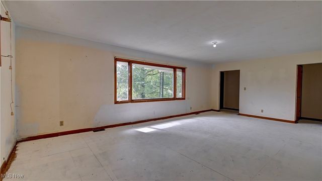 3265 Yorkview Road SW, New Philadelphia, OH 44663