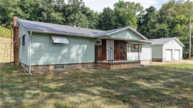 3265 Yorkview Road SW, New Philadelphia, OH 44663