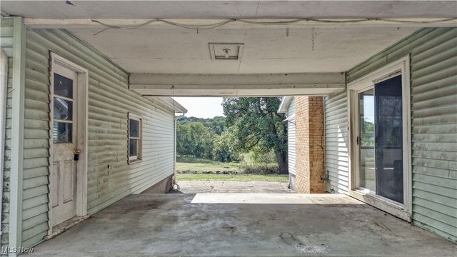 3265 Yorkview Road SW, New Philadelphia, OH 44663