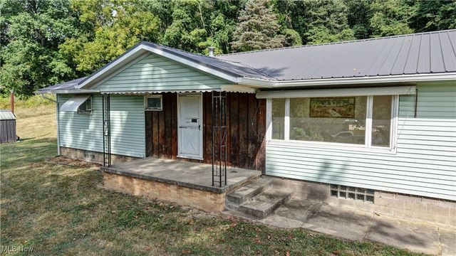 3265 Yorkview Road SW, New Philadelphia, OH 44663