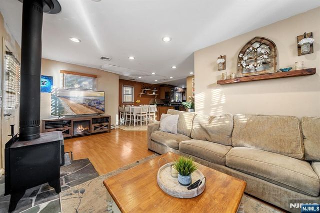 81 Vreeland Avenue, Midland Park, NJ 07432