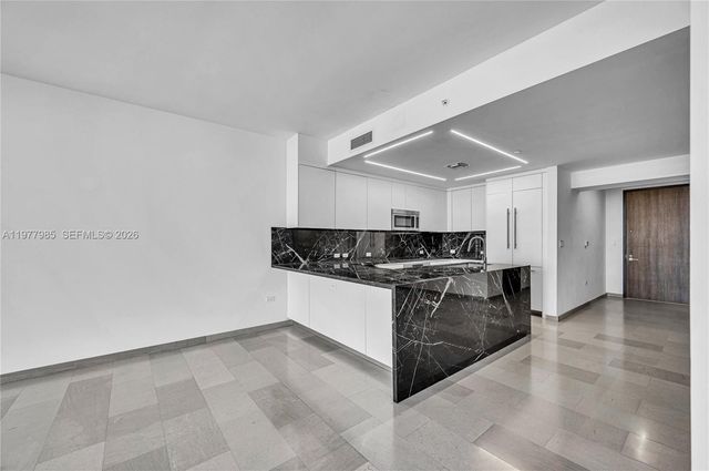 88 SW 7th St 806, Miami, FL 33130