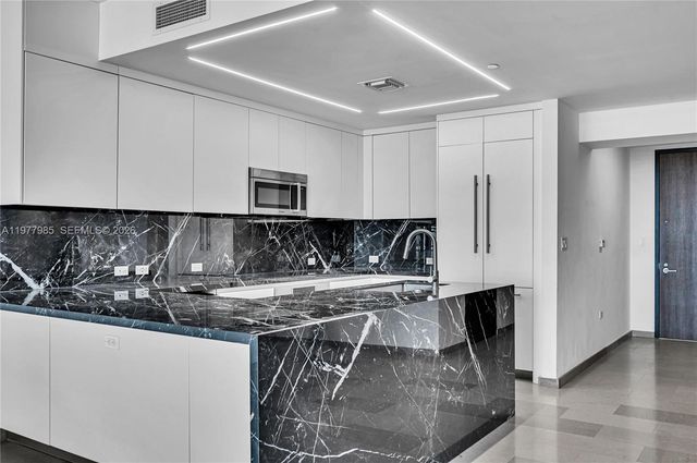 88 SW 7th St 806, Miami, FL 33130