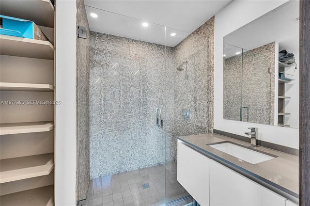 88 SW 7th St 806, Miami, FL 33130