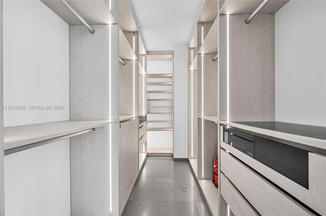 88 SW 7th St 806, Miami, FL 33130