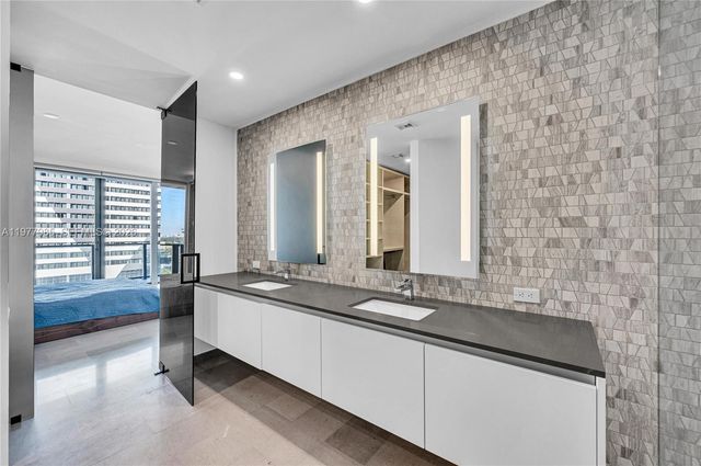 88 SW 7th St 806, Miami, FL 33130