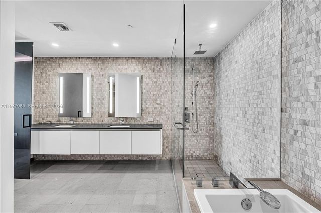 88 SW 7th St 806, Miami, FL 33130