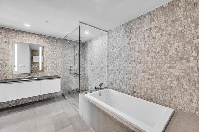 88 SW 7th St 806, Miami, FL 33130