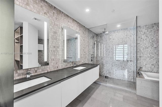 88 SW 7th St 806, Miami, FL 33130