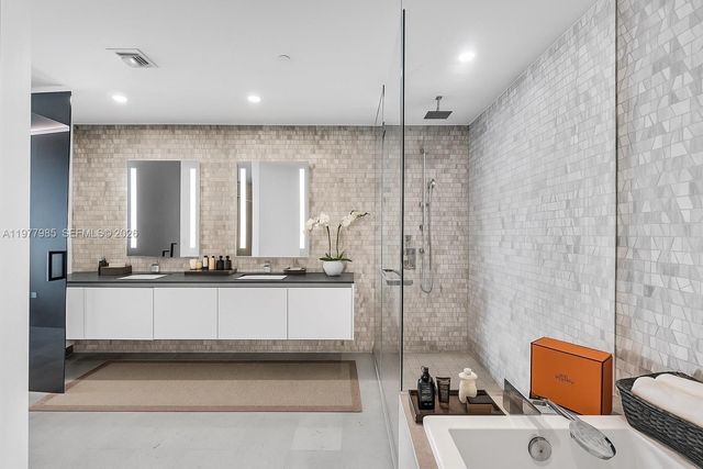 88 SW 7th St 806, Miami, FL 33130