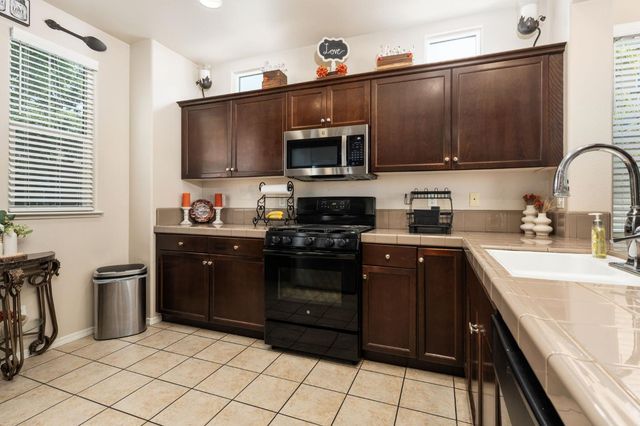1794 N Merlan Lane, Clovis, CA 93619