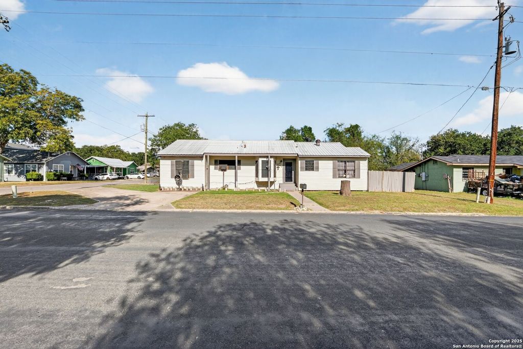 808 N Adams, Beeville, TX 78102