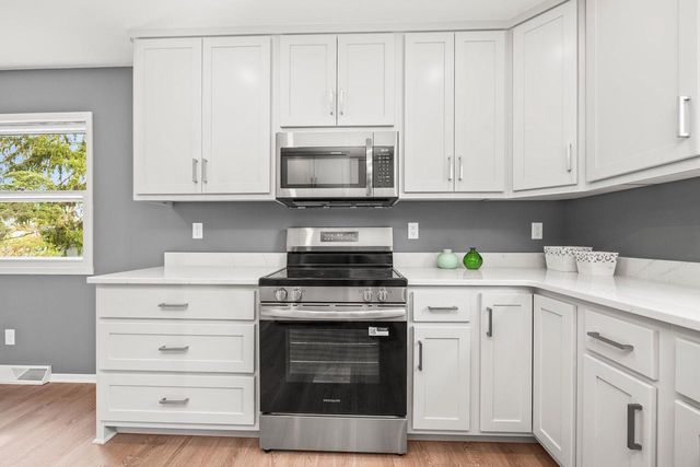 1501 Grandview AVENUE, Oconomowoc, WI 53066