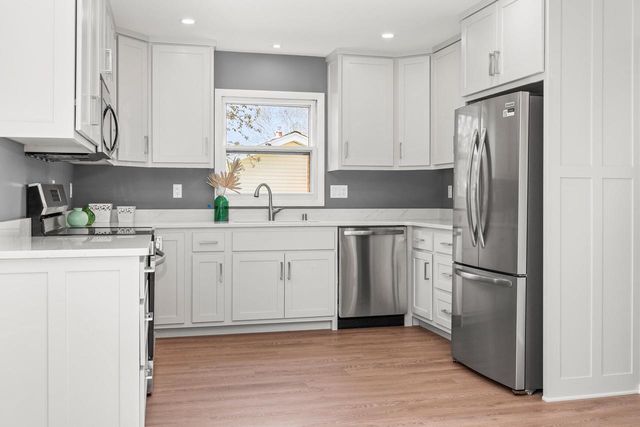 1501 Grandview AVENUE, Oconomowoc, WI 53066