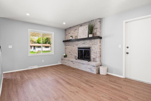 1501 Grandview AVENUE, Oconomowoc, WI 53066