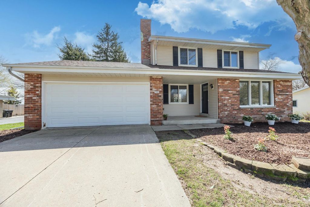 1501 Grandview AVENUE, Oconomowoc, WI 53066