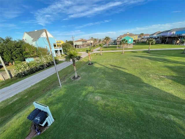 943 Gulfview Road, Crystal Beach, TX 77650