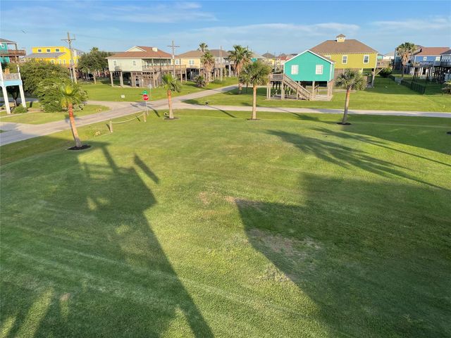 943 Gulfview Road, Crystal Beach, TX 77650