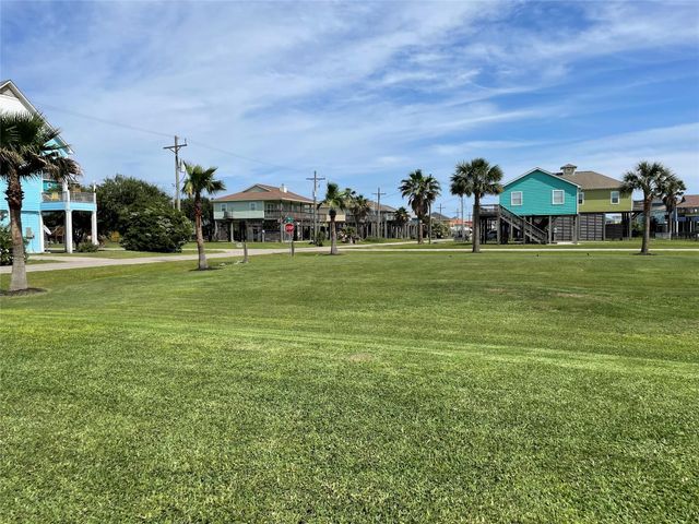 943 Gulfview Road, Crystal Beach, TX 77650