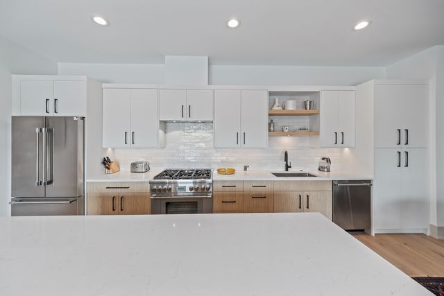 1548 W Ardmore Avenue 2C, Chicago, IL 60660