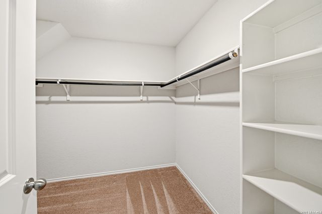 216 E Middle Green Loop, Floresville, TX 78114