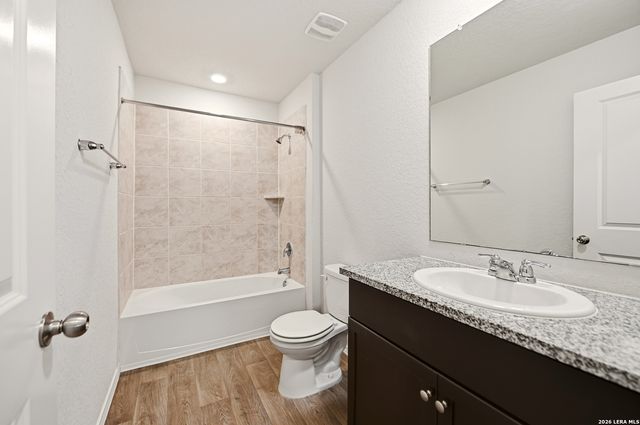 216 E Middle Green Loop, Floresville, TX 78114