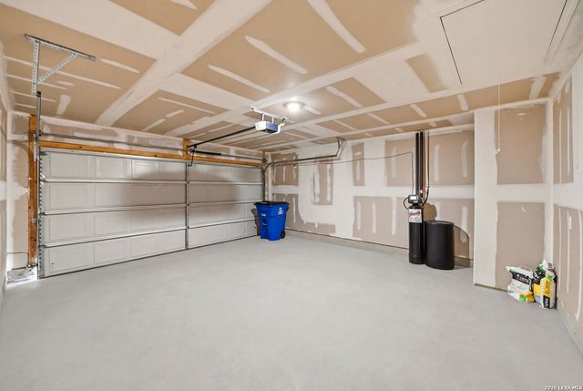 216 E Middle Green Loop, Floresville, TX 78114