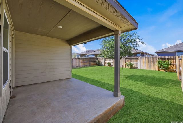 216 E Middle Green Loop, Floresville, TX 78114