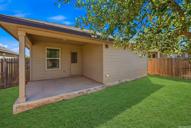 216 E Middle Green Loop, Floresville, TX 78114