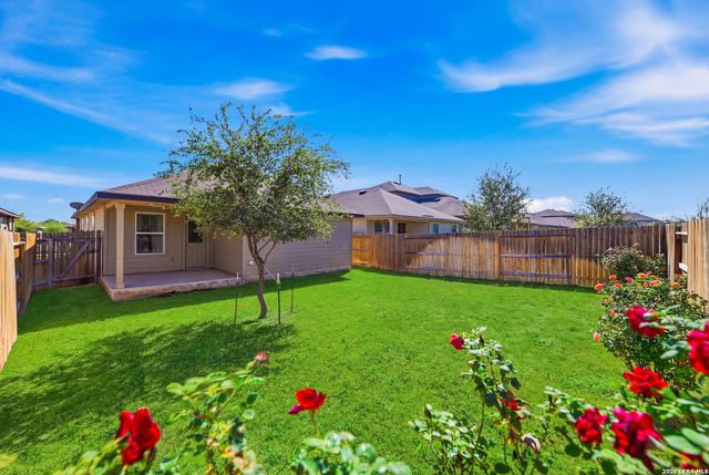 216 E Middle Green Loop, Floresville, TX 78114