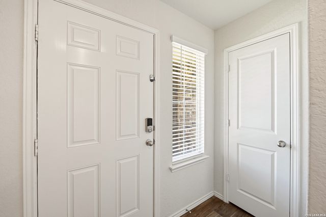 216 E Middle Green Loop, Floresville, TX 78114