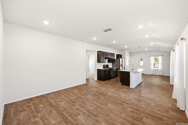 216 E Middle Green Loop, Floresville, TX 78114