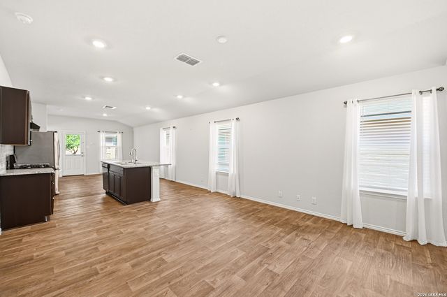 216 E Middle Green Loop, Floresville, TX 78114