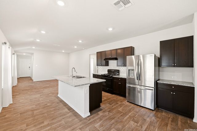 216 E Middle Green Loop, Floresville, TX 78114