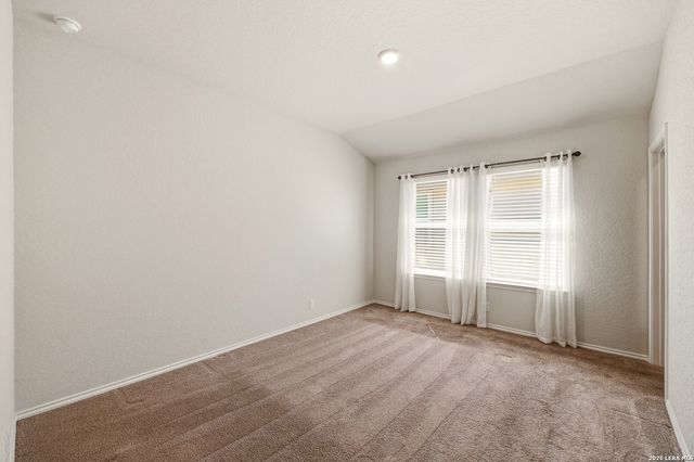 216 E Middle Green Loop, Floresville, TX 78114