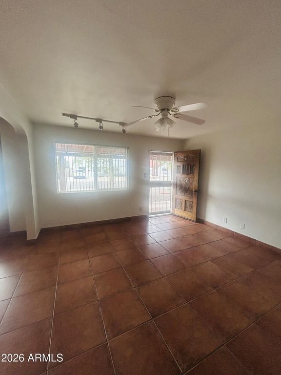 Image 2 of property listing at 1621 S MARILYN ANN Drive, Tempe, AZ 85281