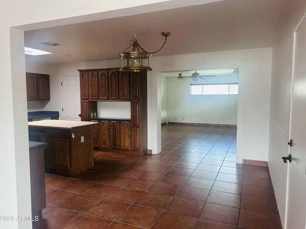 Image 4 of property listing at 1621 S MARILYN ANN Drive, Tempe, AZ 85281