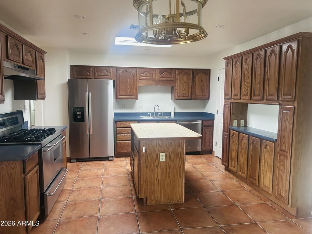 Image 5 of property listing at 1621 S MARILYN ANN Drive, Tempe, AZ 85281