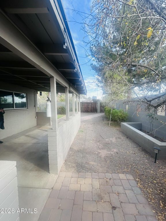 Image 6 of property listing at 1621 S MARILYN ANN Drive, Tempe, AZ 85281