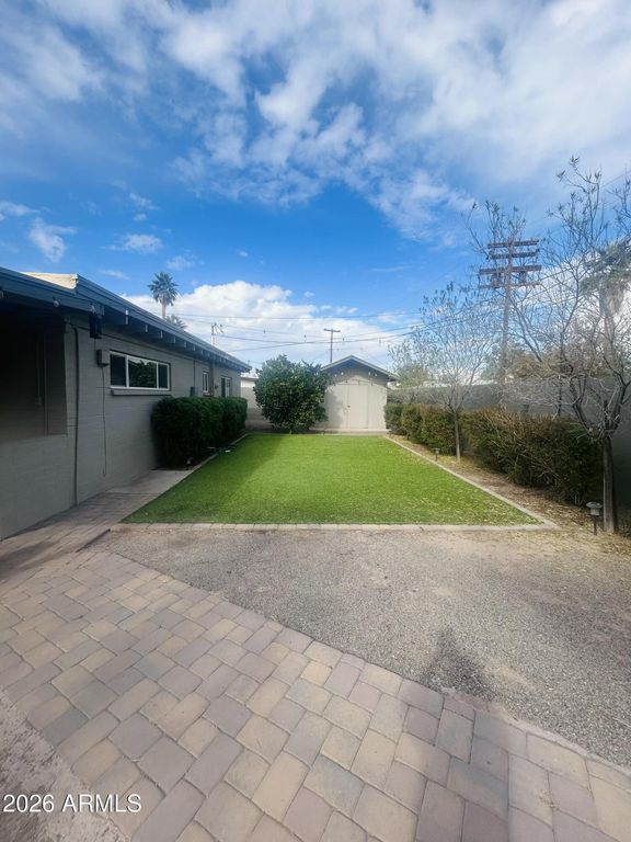 Image 7 of property listing at 1621 S MARILYN ANN Drive, Tempe, AZ 85281