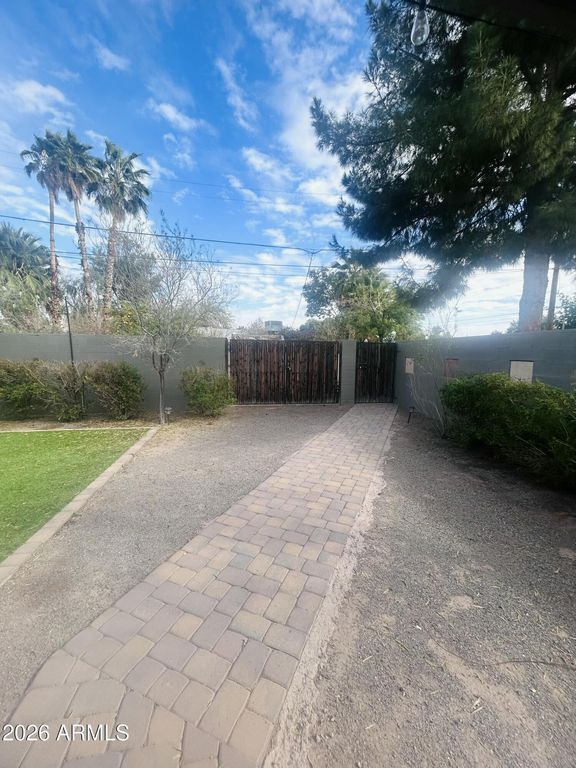 Image 8 of property listing at 1621 S MARILYN ANN Drive, Tempe, AZ 85281