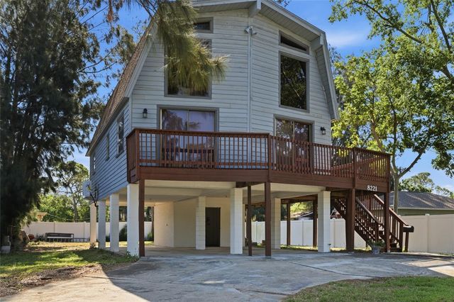 8221 RIVERSIDE DR NE, St Petersburg, FL 33702