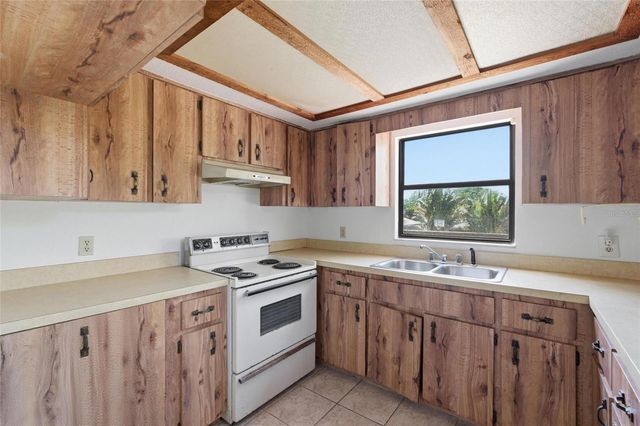 8221 RIVERSIDE DR NE, St Petersburg, FL 33702