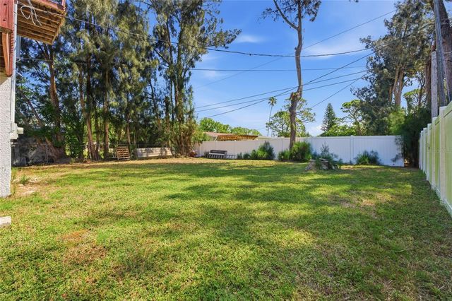 8221 RIVERSIDE DR NE, St Petersburg, FL 33702