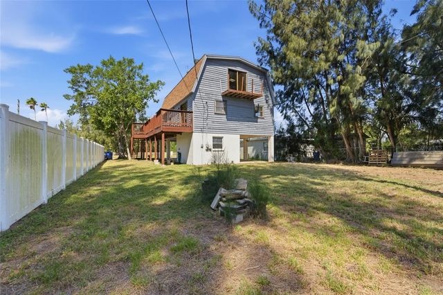 8221 RIVERSIDE DR NE, St Petersburg, FL 33702